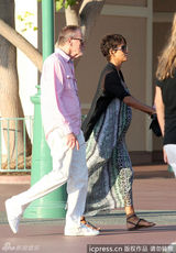 组图：46岁哈利贝瑞怀孕挺巨肚陪爱女游玩