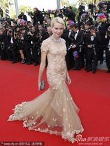 组图：娜奥米-瓦茨戛纳走秀 裸色纱裙妩媚动人