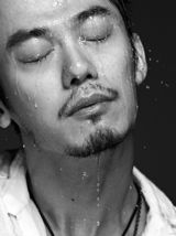 组图：芦芳生湿身大片眼神迷离男人味十足