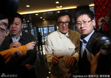 组图：成龙参加两会引尖叫骚乱不禁捂耳