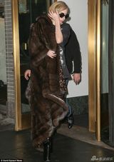 组图：LadyGaga皮草T恤玩混搭 踩恨天高秀美腿