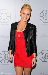 组图：海顿-潘妮蒂尔皮衣搭红色蕾丝短裙亮相