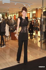 组图：熊黛林露背长裙性感亮相 生日获赠爱犬