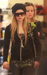 幻灯：艾薇儿独逛奢侈品店 着装简练显露朋克态度