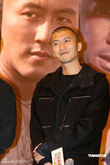 幻灯：《十月围城》上海亮相 李宇春称不介意吻戏 