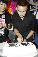 MIC男团助阵《变3》点映 池约翰庆22岁生日(图)