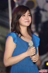 组图：陈妍希校园开演唱会 现场庆生亲吻蛋糕