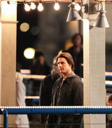 组图：阿汤哥现身温哥华街头拍《碟中谍4》夜景