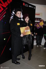 高清图：杨千嬅香港签唱 皮草华丽艳光四射