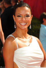 高清组图：艾美奖红毯 伊芙-拉茹白色露背礼服