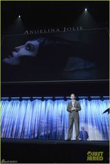 组图：朱莉全黑现身宣传新片 罕见露灿烂笑容