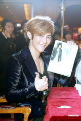 组图：汪东城现身京城会歌迷 签售会大秀亲民