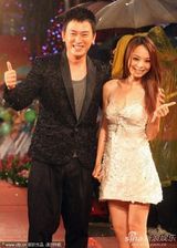 高清组图：金曲奖红毯星光熠熠 那英躲雨不顾形象