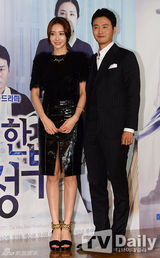 组图：崔智友全黑装庄重宣传《可疑的家政妇》