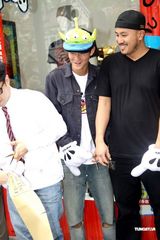 高清图：陈冠希戴卡通帽大扮可爱 最新潮店上海开张