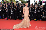 组图：娜奥米-瓦茨戛纳走秀 裸色纱裙妩媚动人