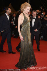 组图：妮可戛纳走红毯 长裙高贵大秀无瑕美背