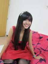 幻灯图：张茆红色裙装迎新年 称自己不是坏孩子