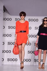 组图：时尚篇春夏服装汇演 张彤吴妍君周莹走秀