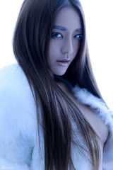 组图：曹阳冬季皮草出镜 展曲线婀娜