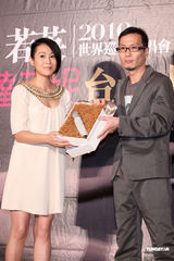 幻灯图：刘若英“脱掉高跟鞋”展亲切 演高难“绸吊”