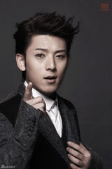 组图：陈翔《漂》夺年度销量冠军 贺岁写真出炉