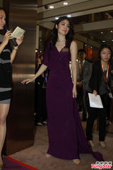 组图：陈慧琳酒红长裙亮相优雅妩媚