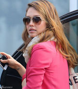 组图：杰西卡-阿尔芭街拍LOOK 撞色搭配抢眼