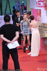 组图：蔡依林金属风短裙亮相 笑容灿烂秀美腿