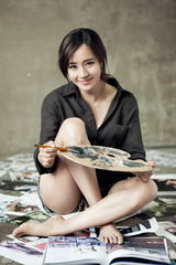 组图：王智写真笑容纯美 怡然享受绘画乐趣