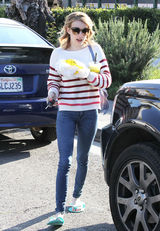 高清图：艾玛-罗伯兹街拍LOOK条纹毛衣搭牛仔裤