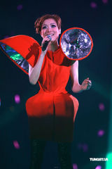 幻灯：郑秀文许志安相拥献唱 梁洛施李嘉欣捧场