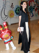 组图：白百何陈羽凡情侣装亮相 十指紧扣秀甜蜜