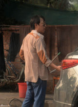 组图：黄渤带妻女马场游玩 2岁爱女曝光