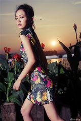 组图：孙耀琦户外写真曝光 展时尚复古风