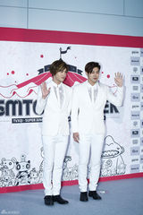 独家：东方神起出道十年开唱 白衣帅气兄弟情深