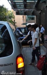 组图：赵薇镂空衫配木屐悠哉逛街 开心与粉丝合影