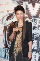 组图：众星亮相华语榜中榜颁奖礼 齐聚后台秀奖杯