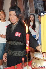 组图：马国明为宣传无惧绯闻 李诗韵秀一字马