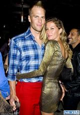 组图：斯威夫特与卡莉亲密相拥 邦辰大秀美背