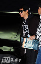 组图：JYJ飞赴越南 朴有天不惧绯闻现身机场