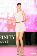 组图：昆凌将满19岁 生日与朋友庆祝