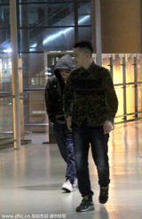 组图：文章独行黑超遮面 躲助理身后避媒体拍摄