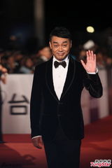 组图：刘青云伉俪亮相 郭蔼明藕粉裙优雅大方