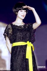 幻灯图：范冰冰蕾丝装性感 杭州代言遭老总熊抱 