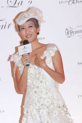 组图：谢婷婷着奢华婚纱 希望年年穿嫁衣