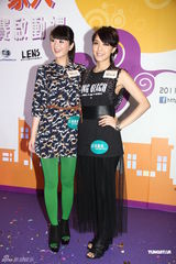 组图：官恩娜带病宣传新歌 与家人好友过中秋