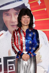 组图：“舞棍阿伯”叶复台出专辑 父女齐上台跳恰恰