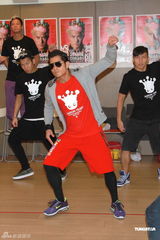 组图：郭富城为演唱会彩排 高价邀得Rain排舞师