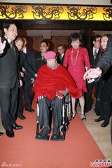 组图：92岁赌王坐轮椅赴寿宴 仅停留一小时